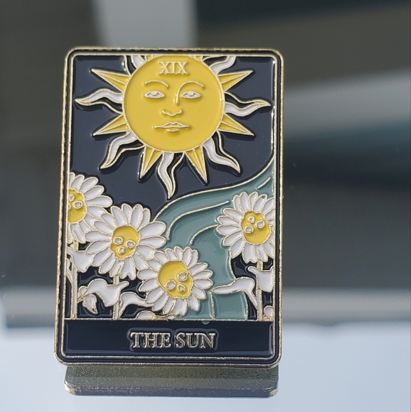 🌞🐈‍⬛THE SUN TAROT CARD PIN🌞 - Picture 1 of 4